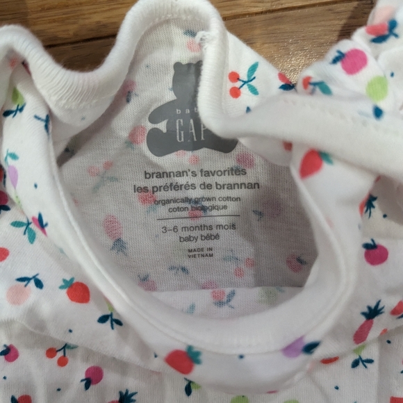 2/$20. White berry GAP onesie. 🍓 🍒🍍 🍎 - Picture 3 of 3